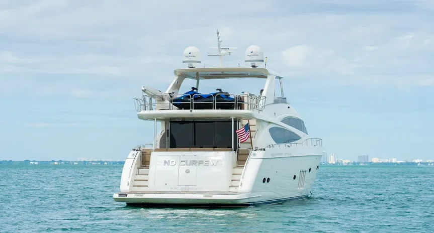 Boat - 26.2m Downtown Nassau Motor Yacht Princess 85 Hire