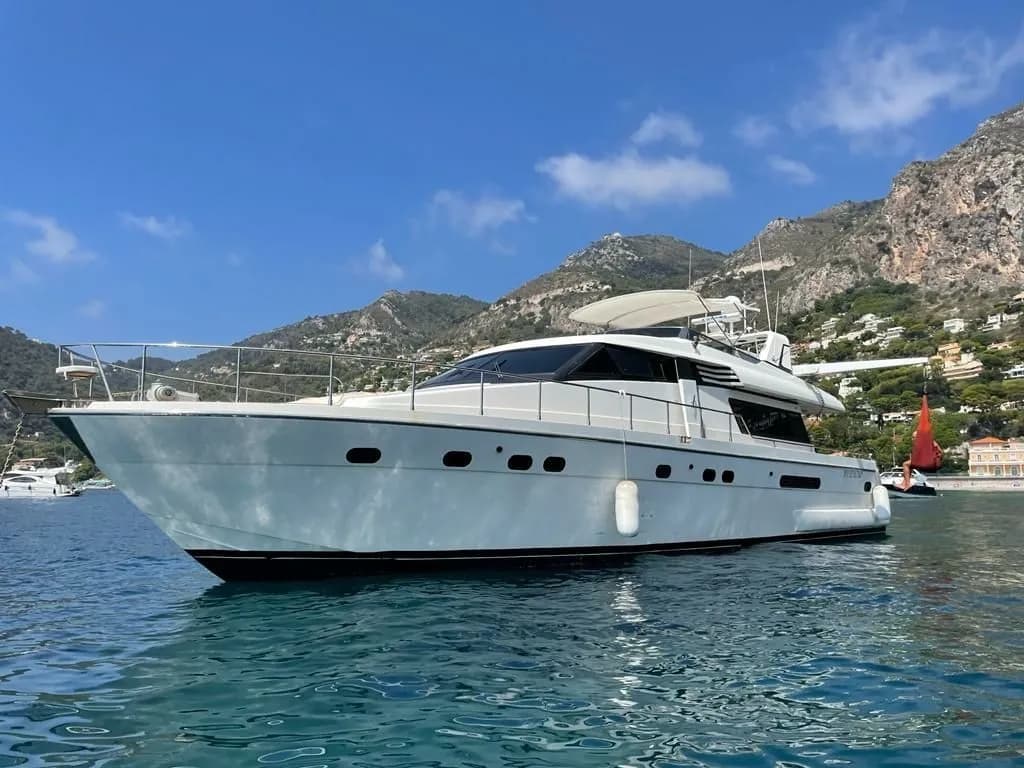 Boat - Charter a 19m Sanlorenzo 62 in Antibes