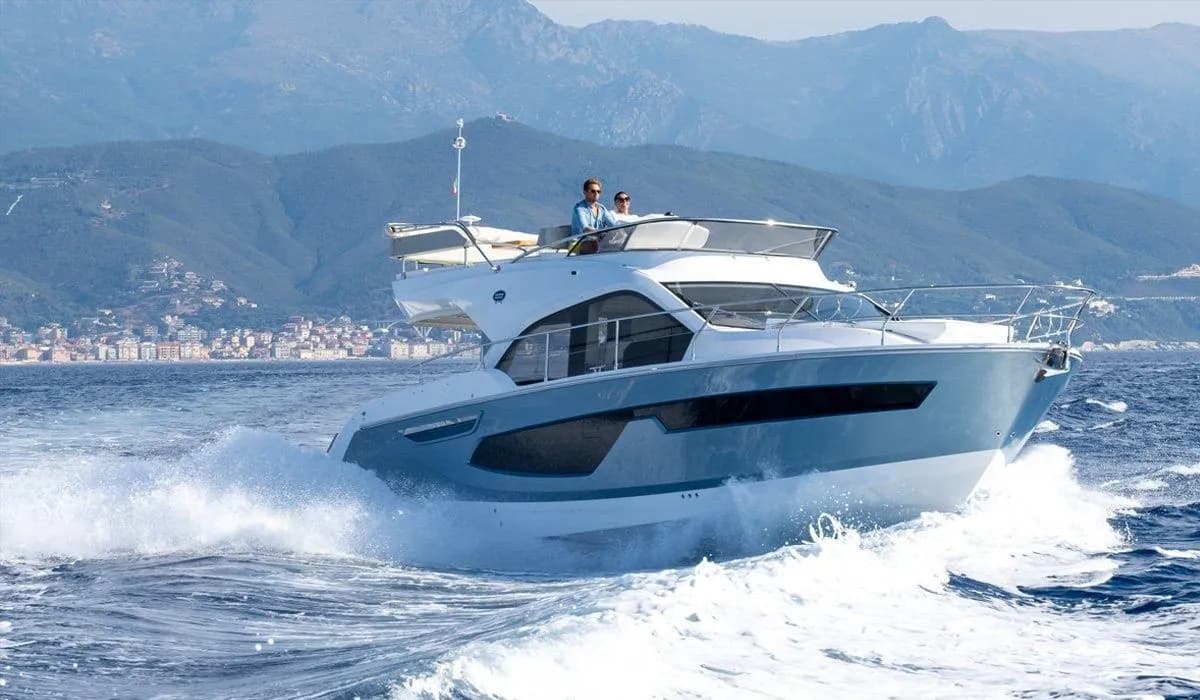 Boat - Explore Podstrana on a 13.1m Rental Boat