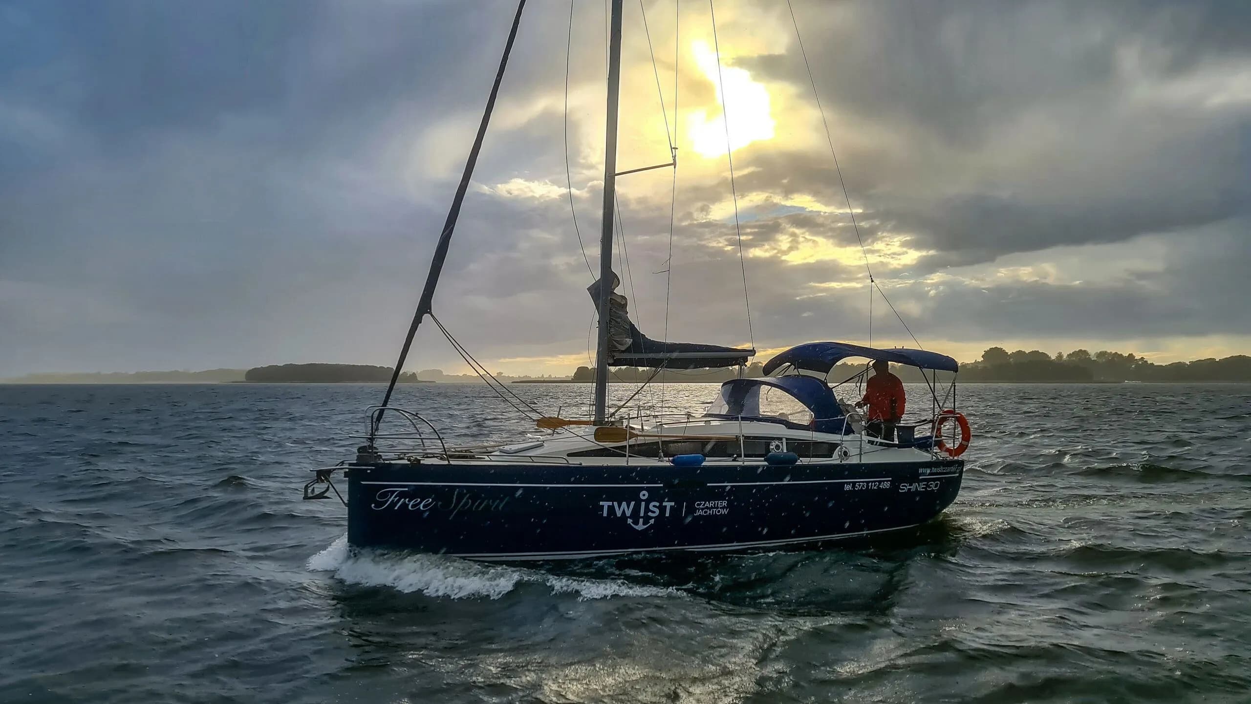 Boat - Explore Rydzewo on a 9.5m Rental Boat