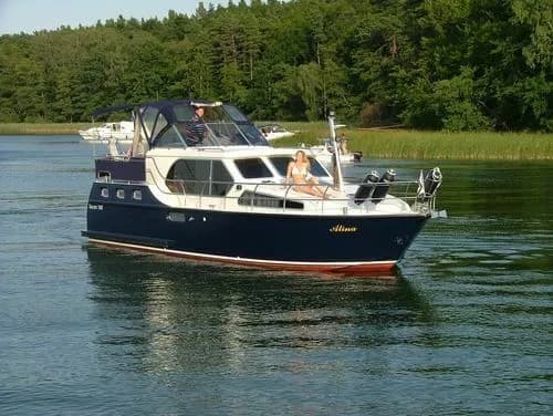 Boat - Explore Malchow on a 10.8m Rental Motor Yacht Succes 108 Ultra