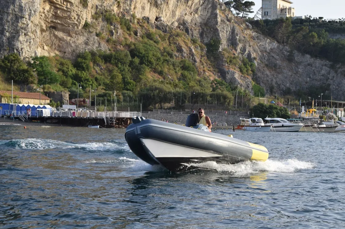 Explore Sorrento on a 6.2m 2Bar 620 Motor Boat Rental