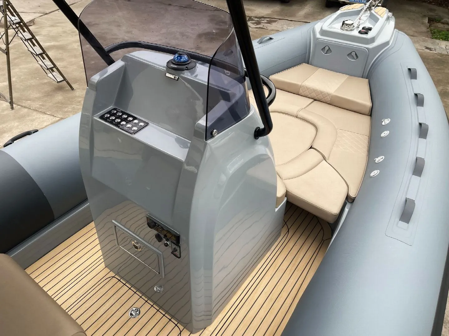 Rent a 7.99m 3BBB 7 Motor Boat in Grimaud