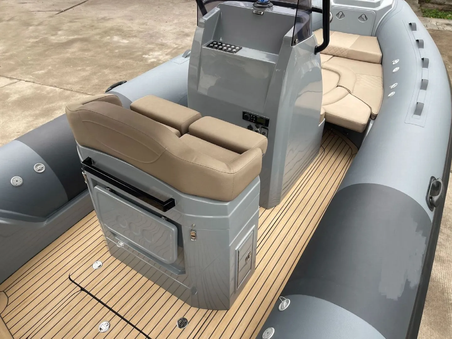 Rent a 7.99m 3BBB 7 Motor Boat in Grimaud