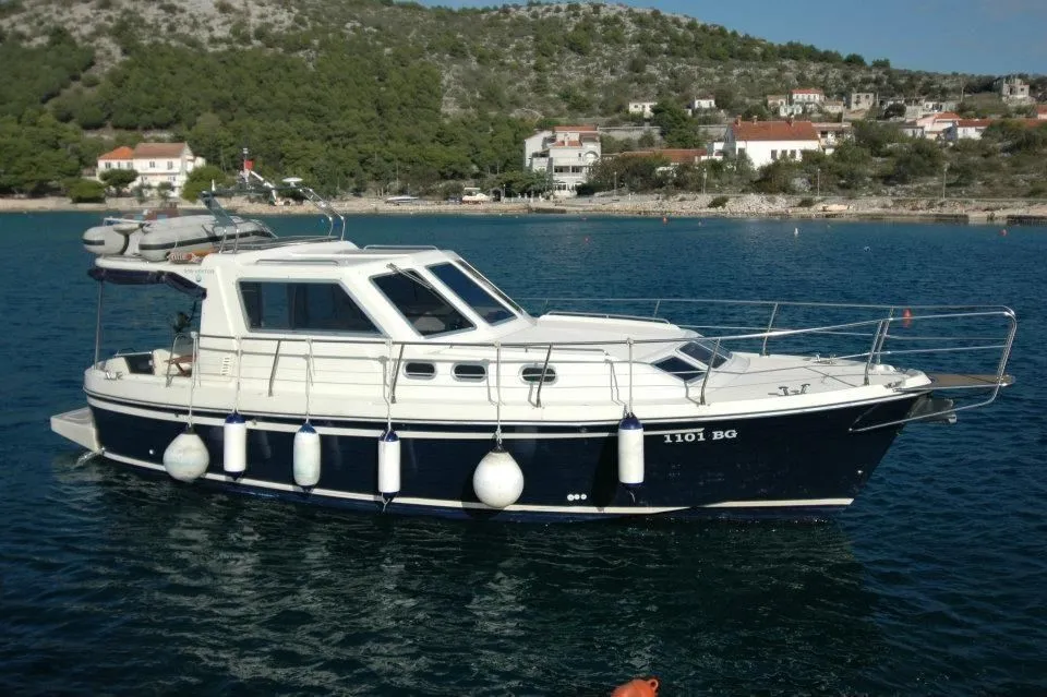 Explore Sukosan on a 10.8m Rental Motor Yacht Adria 1002