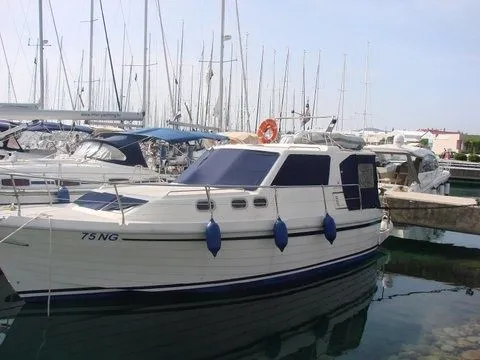 Лодка - Исследуйте Сукошан на арендованной моторная яхта Adria 1002 длиной 10.8м