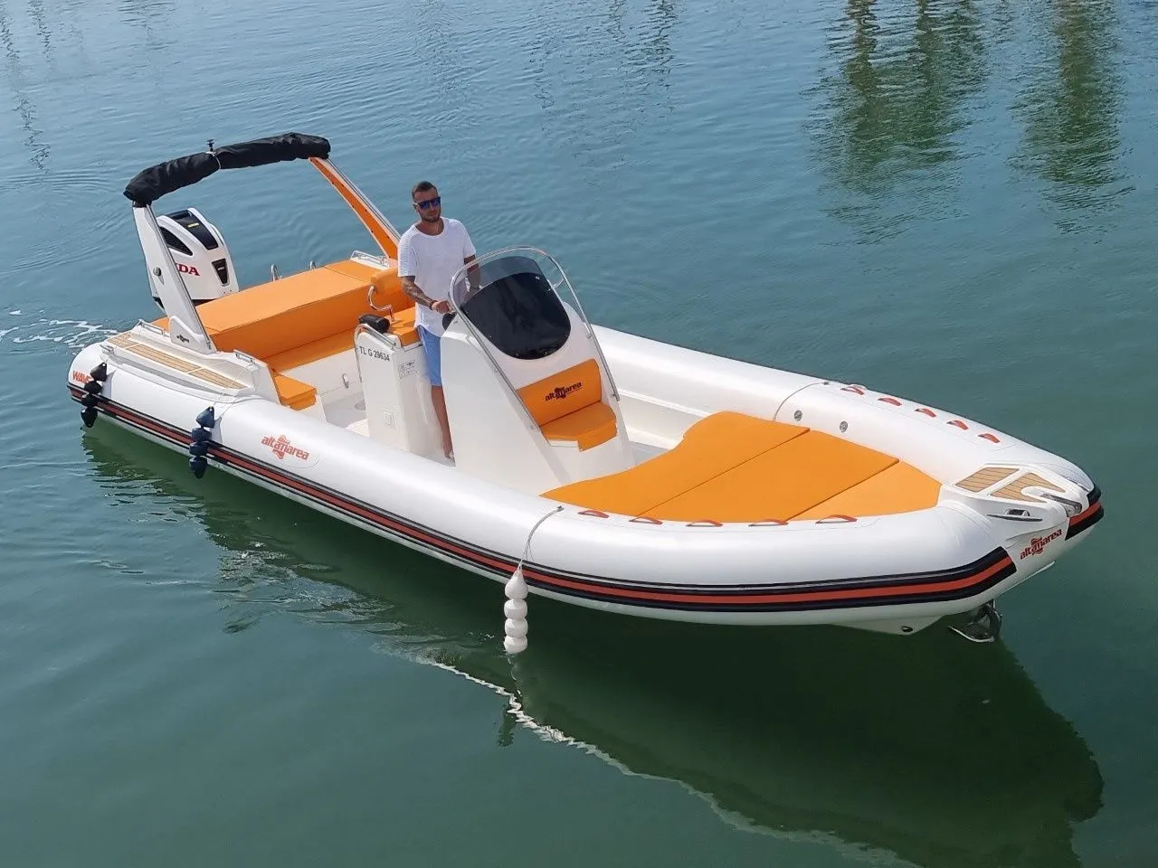 Explore Frejus on a 8.45m Rental Motor Boat Altamarea 27 Wave