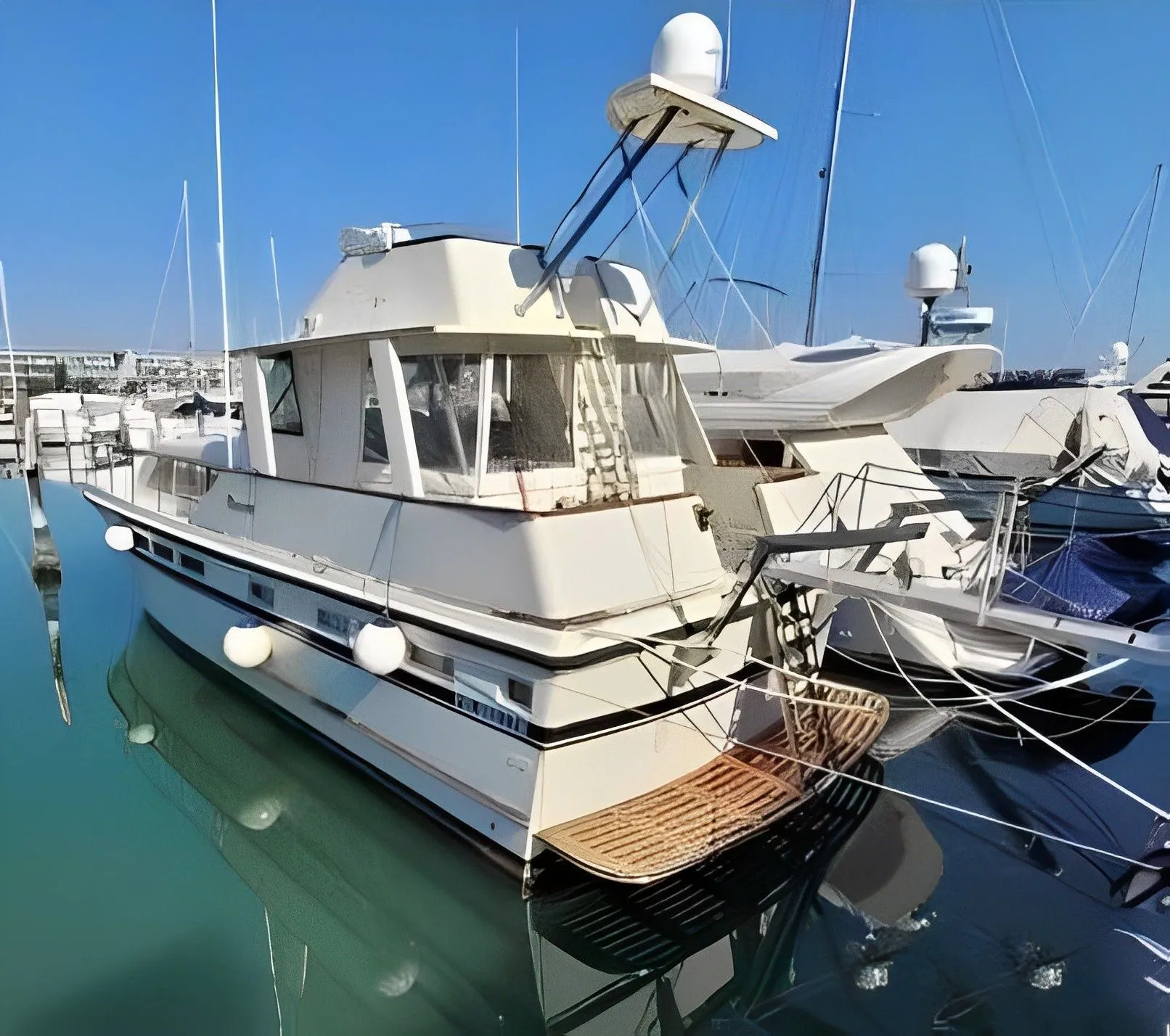 Rent a 13.3m 3 Cabin Motor Yacht in Salamina