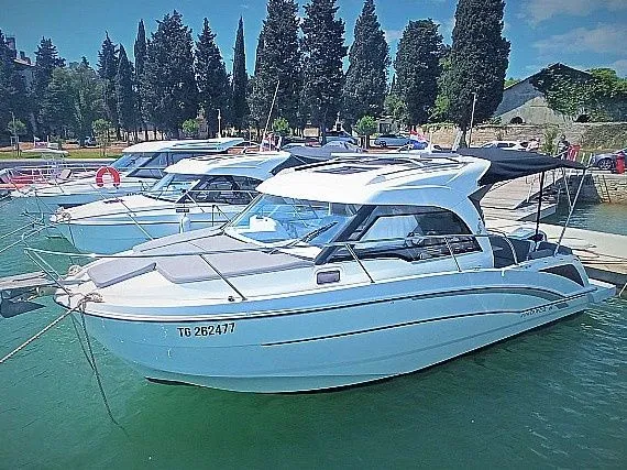 8.36m Pula Motor Yacht Antares 8 Hire