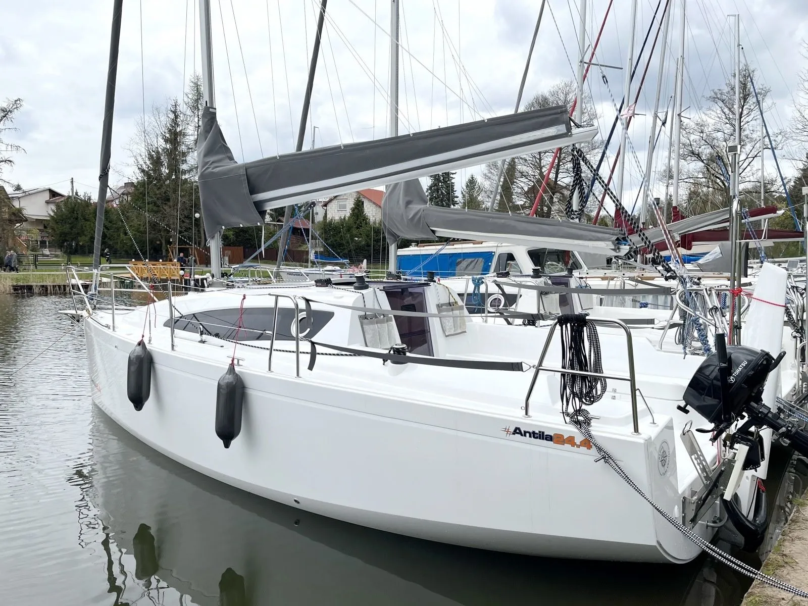 Rent a 8.17m Antila 24.4 in Piaski