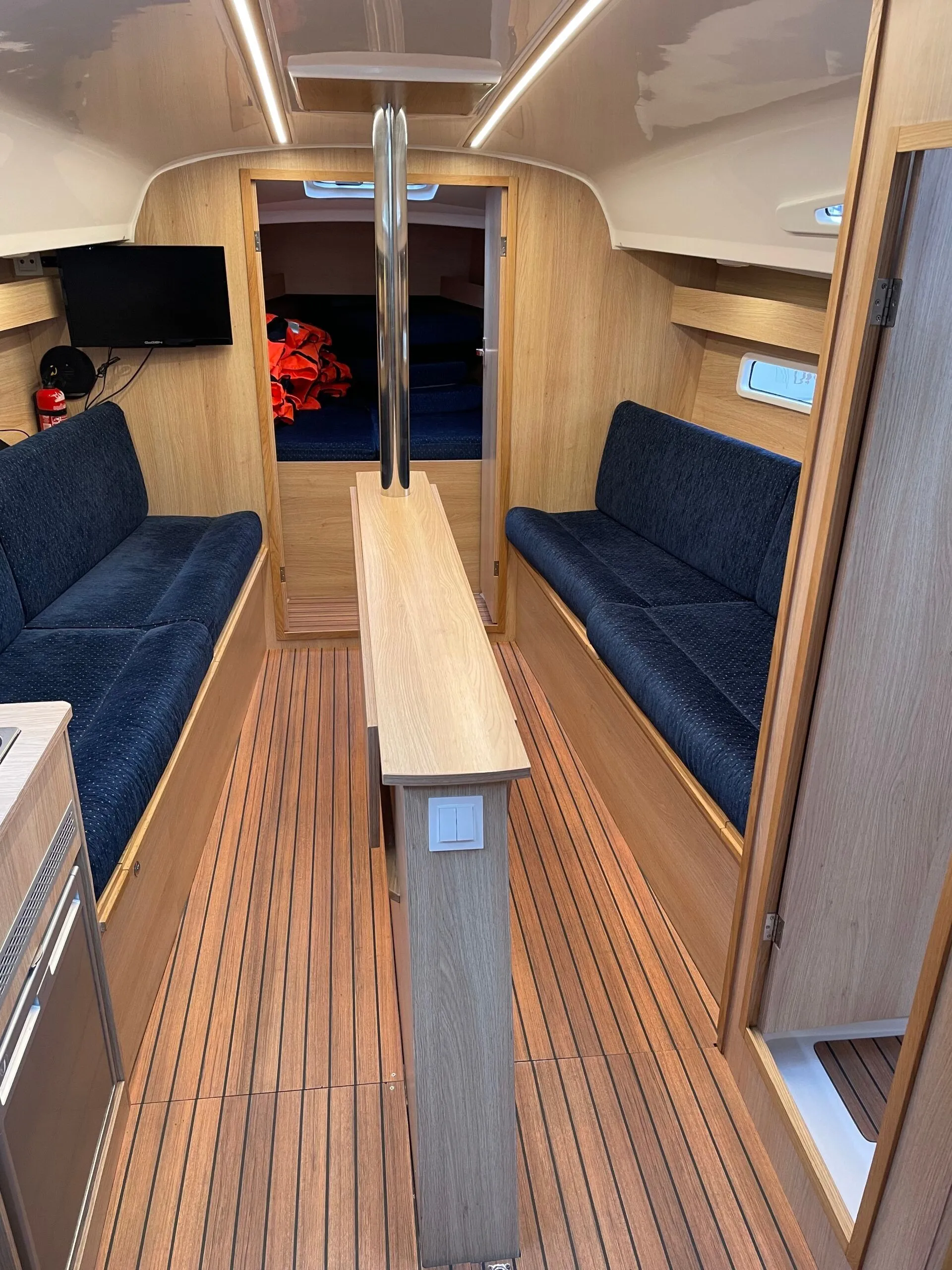 9.99m Rydzewo Sailing Yacht Antila 33 Hire