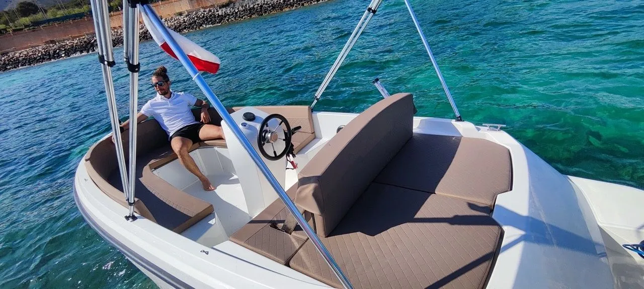 Aqua 1 Charter Boat
