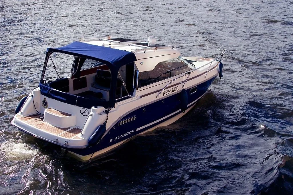 Rent a 7.15m Motor Yacht in Saint Petersburg