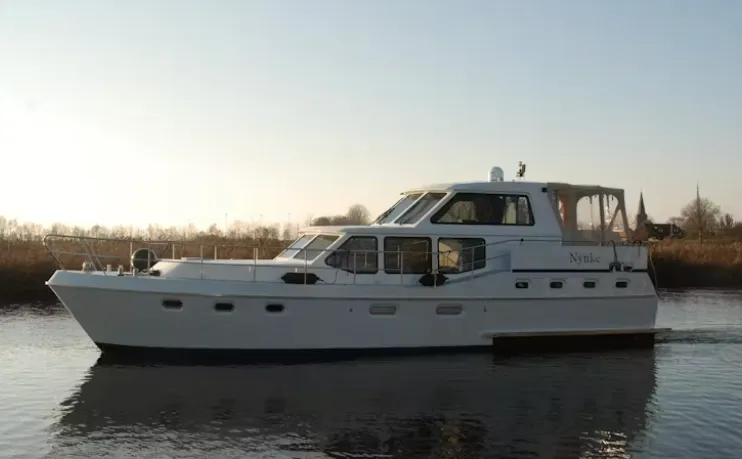 13.7m Warten Motor Yacht Aqualine 46 PH Hire
