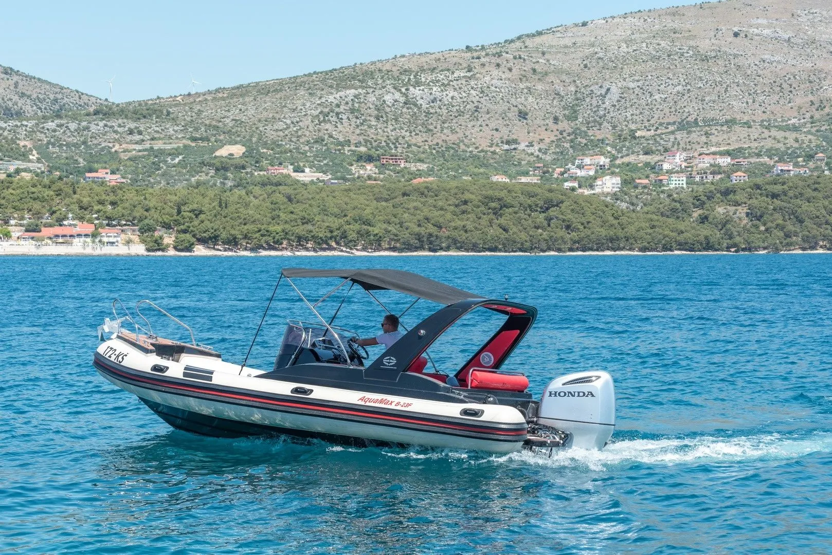 Explore Kastela on a 7.5m Rental Motor Boat
