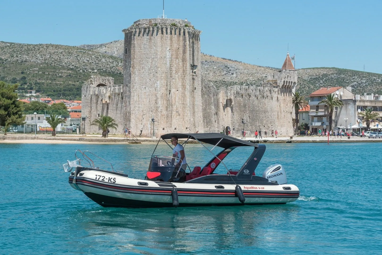 Explore Kastela on a 7.5m Rental Motor Boat
