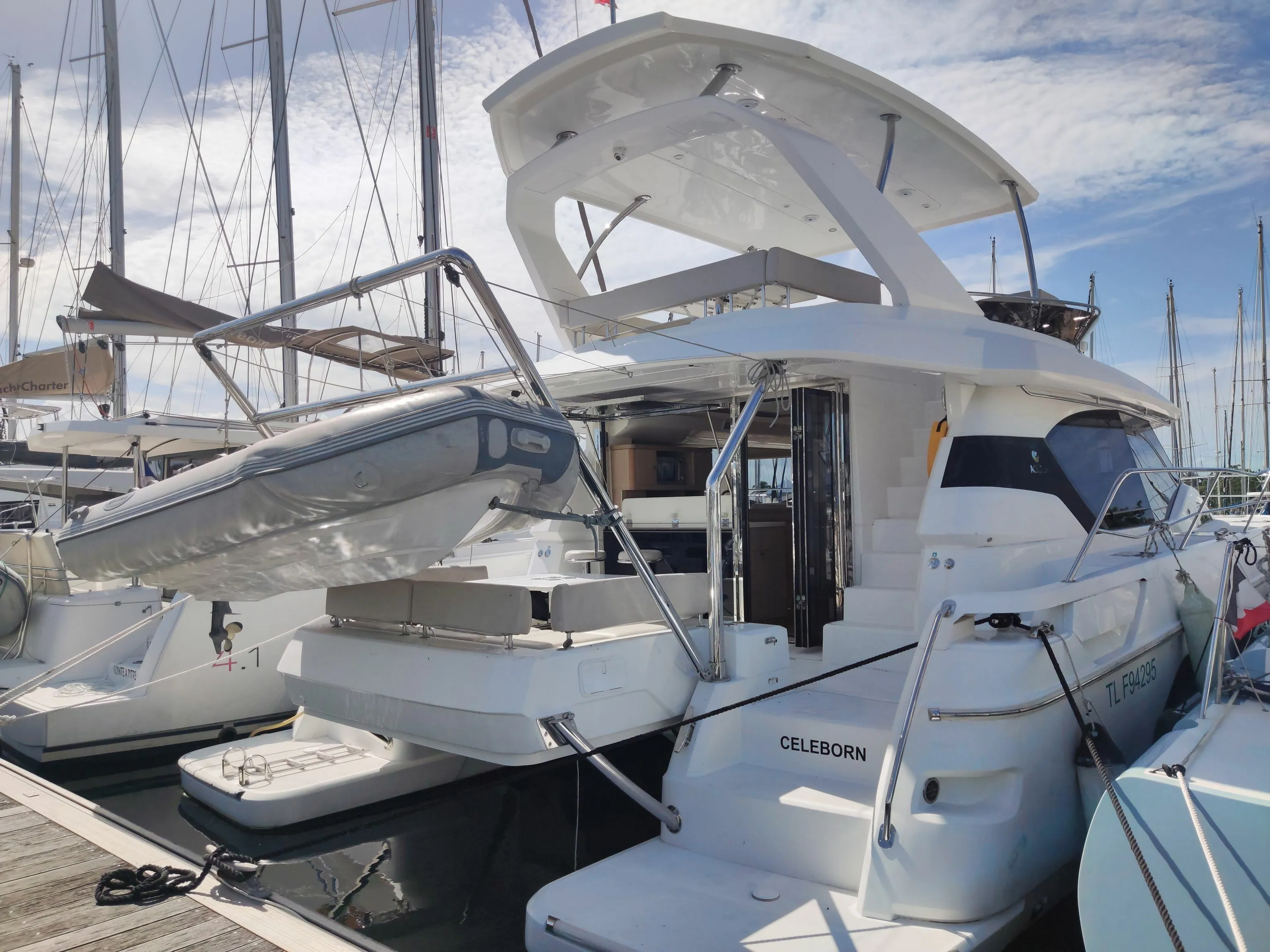 13.7m Pointe-à-Pitre Aquila 44 Power Catamaran Hire