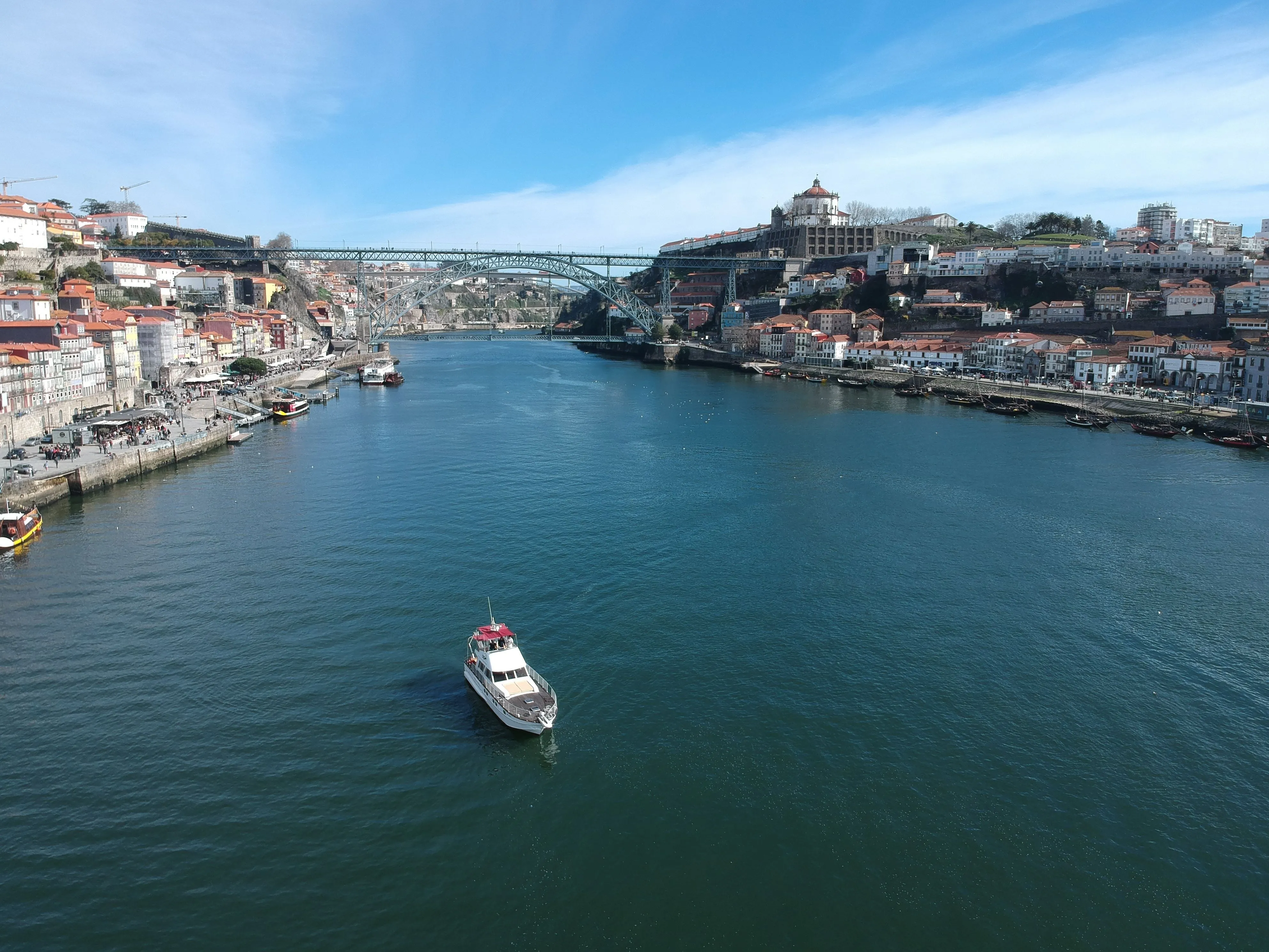 Charter a 14m Aresa 15E in Porto