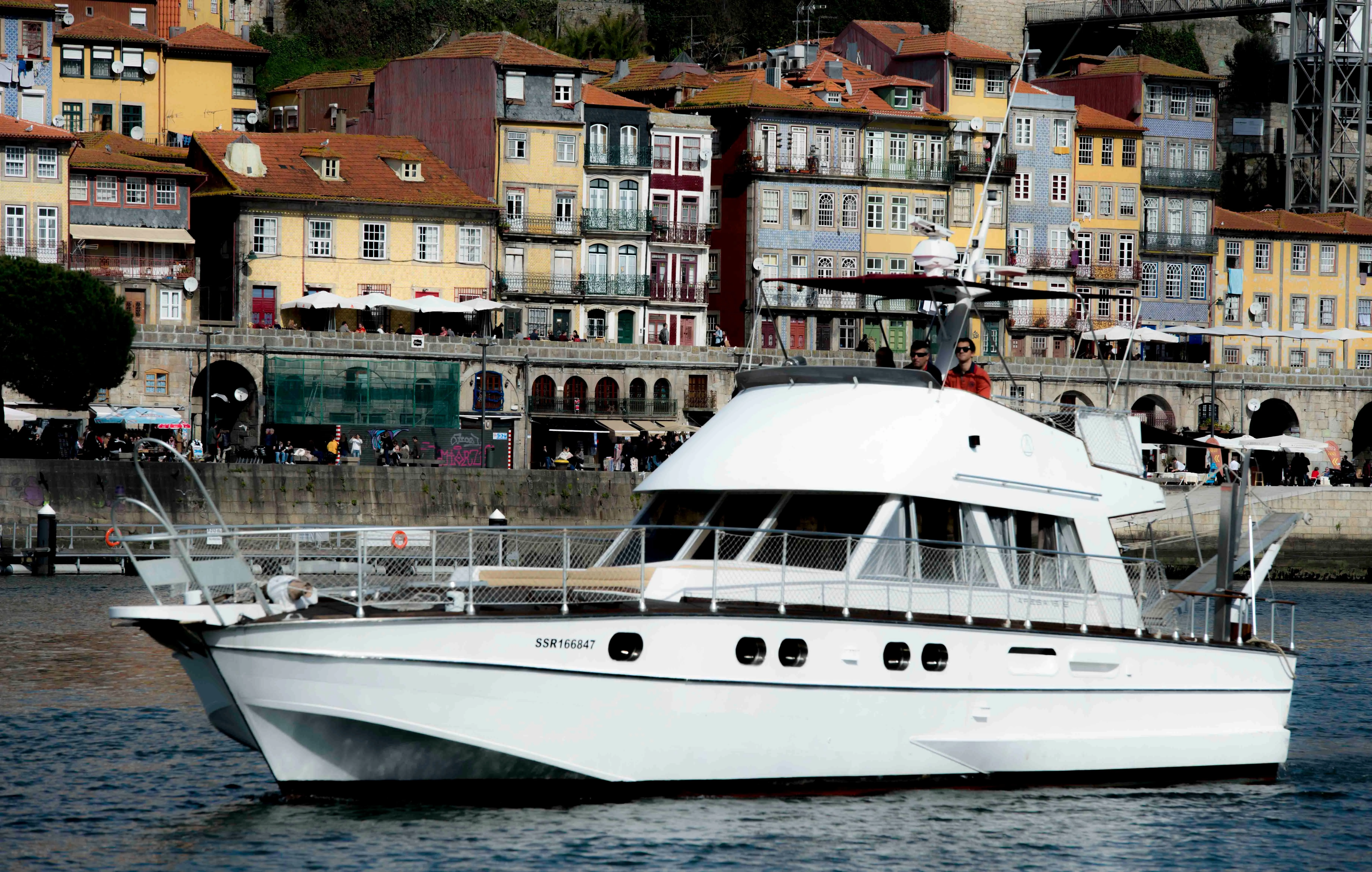 Charter a 14m Aresa 15E in Porto