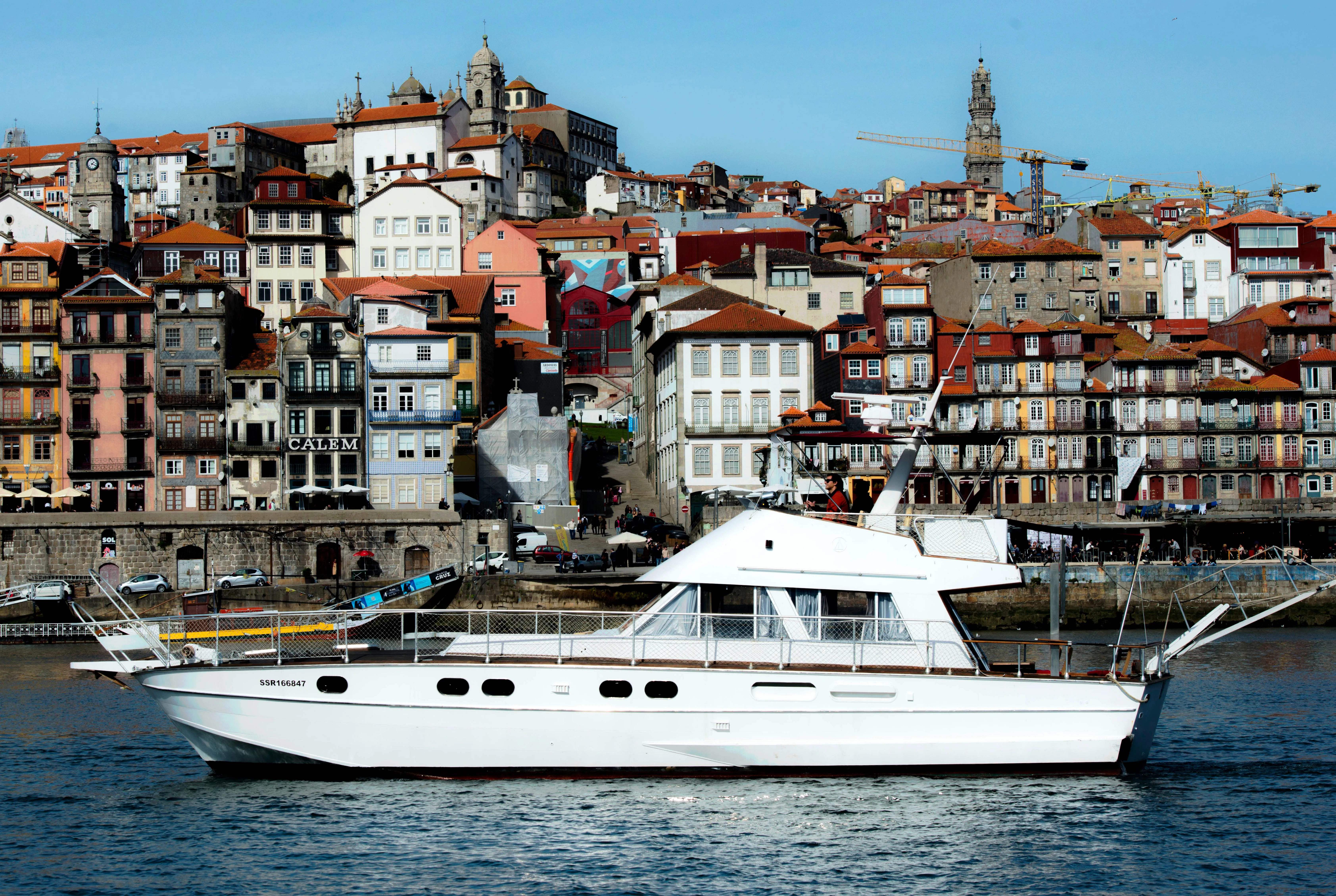 Charter a 14m Aresa 15E in Porto
