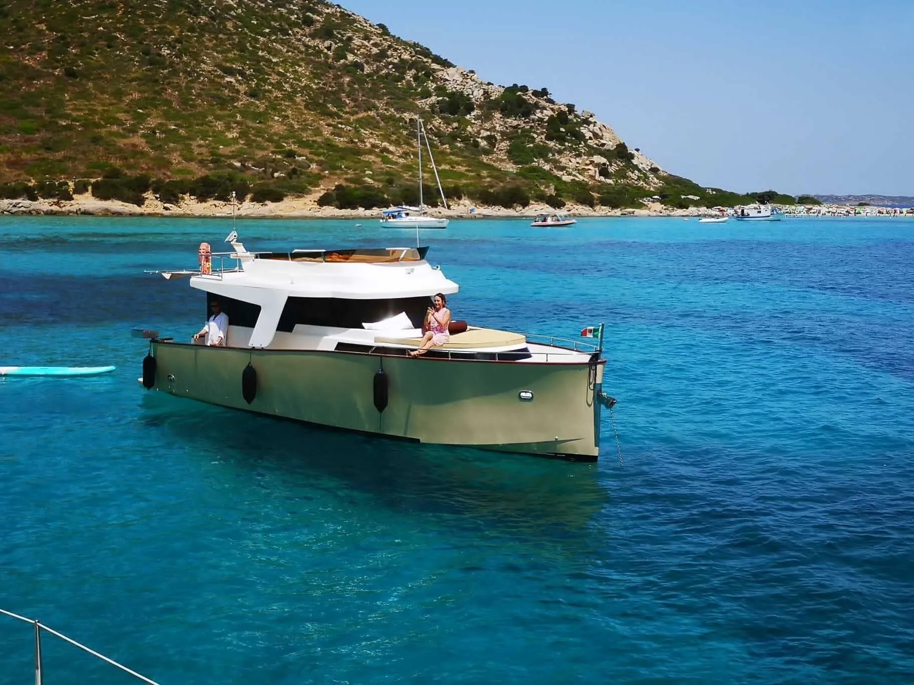 Rent a 11.5m Motor Yacht Artus Green 33 in Villasimius