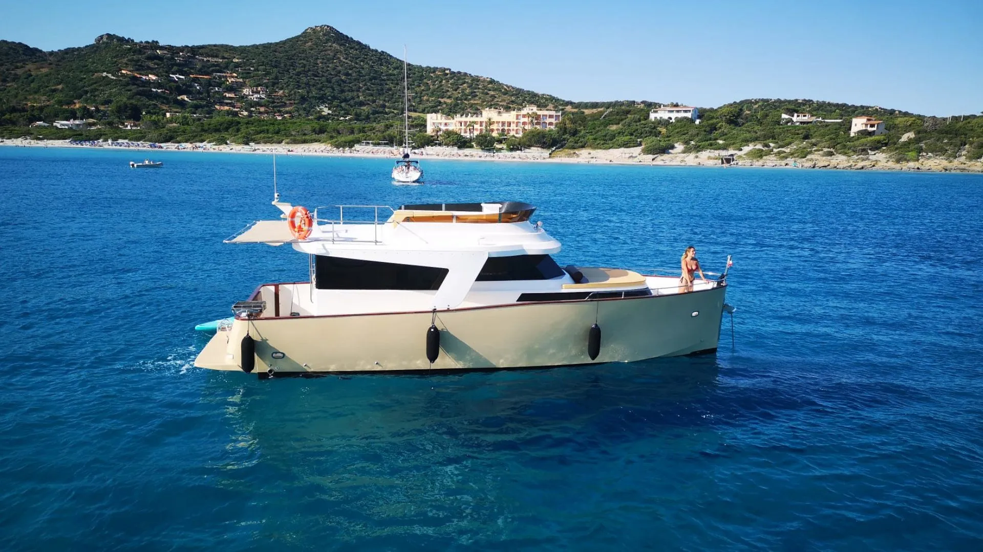 Rent a 11.5m Motor Yacht Artus Green 33 in Villasimius
