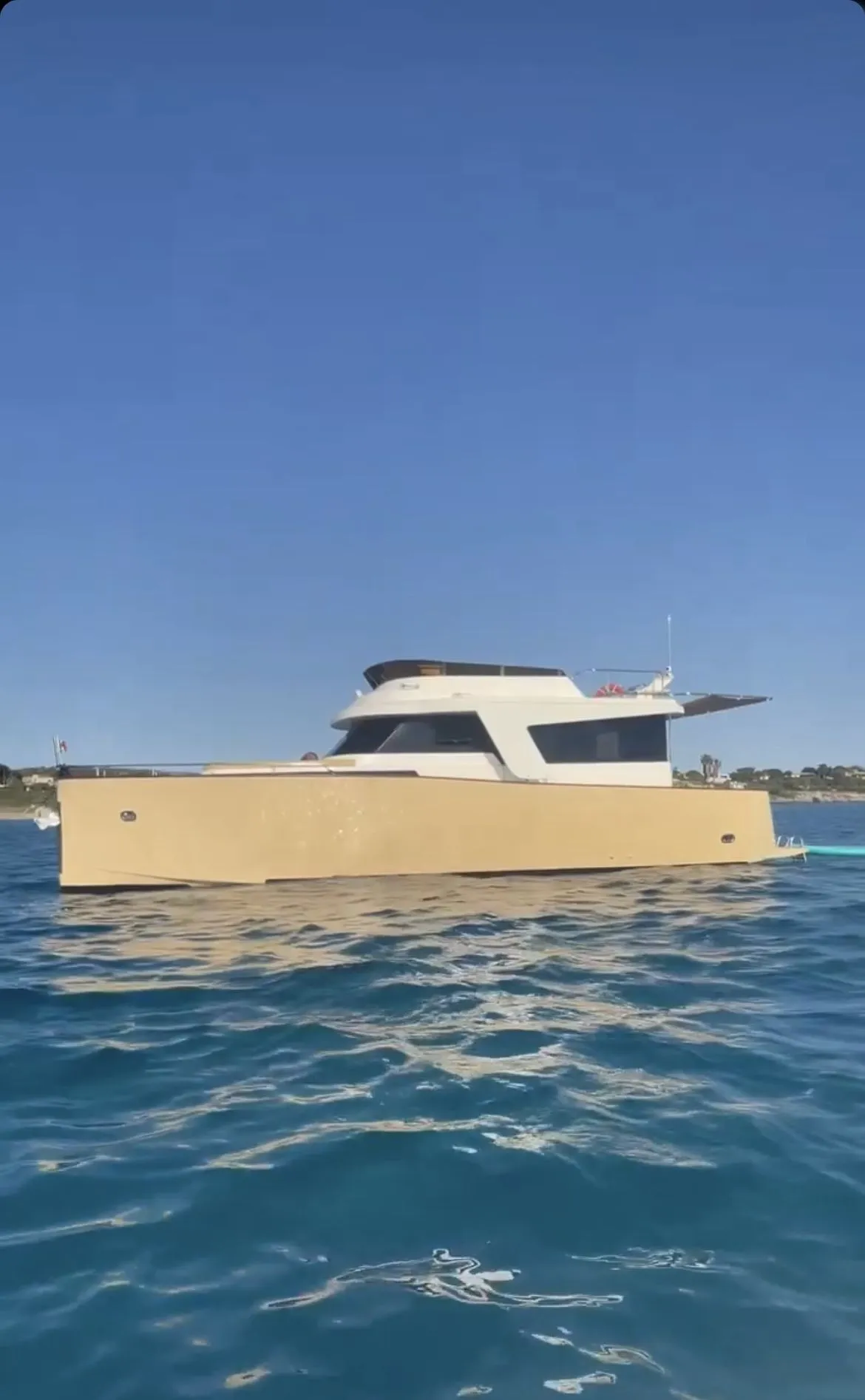 Rent a 11.5m Motor Yacht Artus Green 33 in Villasimius