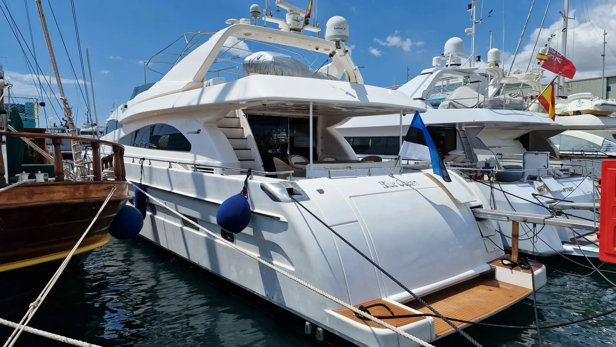 Charter a 26m Astondoa 82 GLX in Barcelona