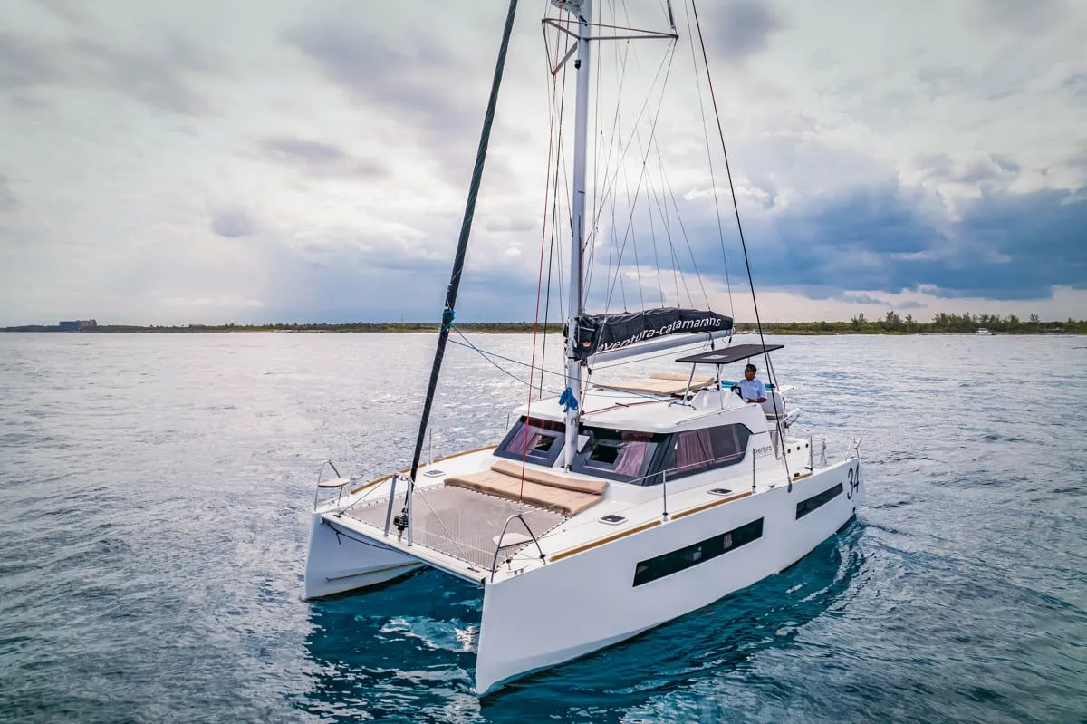 Charter a 9.98m Boat in Puerto Aventuras