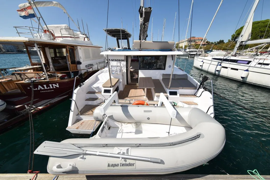 Rent a 9.98m 3 Cabin Catamaran in Zadar