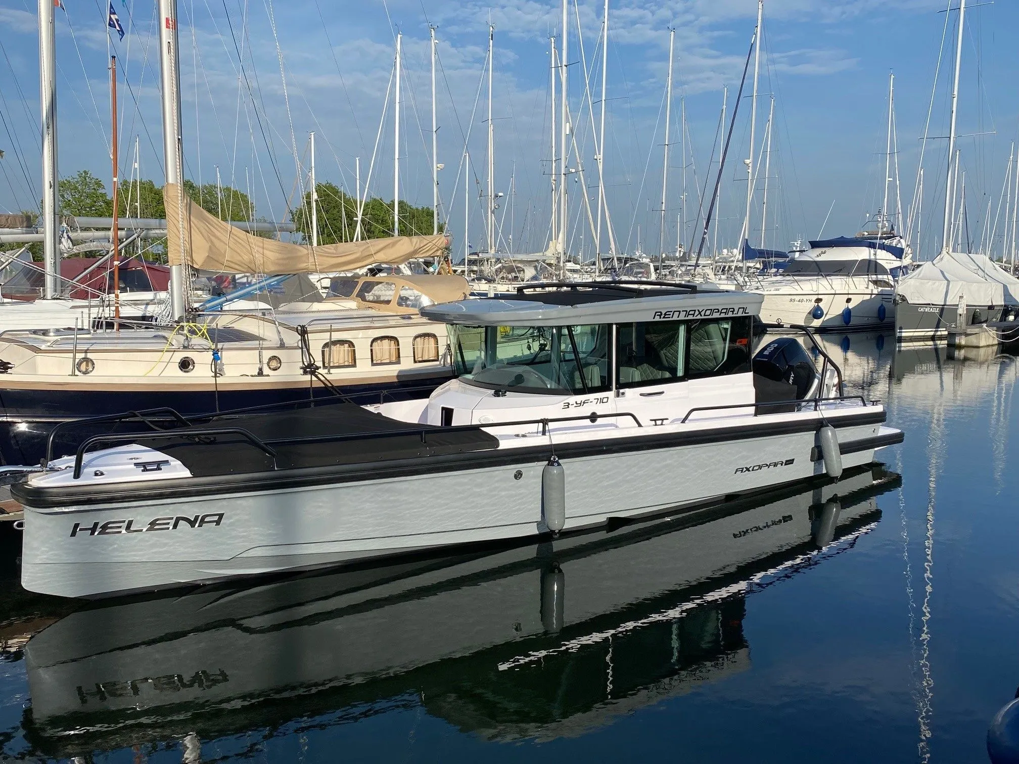 Charter a 9.2m Motor Boat in Kortgene