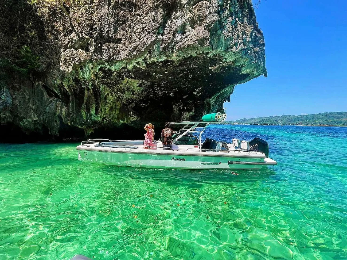 Charter a 9.18m Motor Boat in Chang Wat Phuket