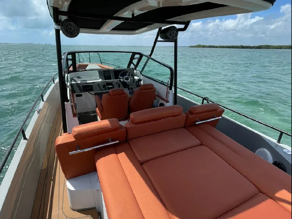Explore Cancún on a 8.75m Rental Boat