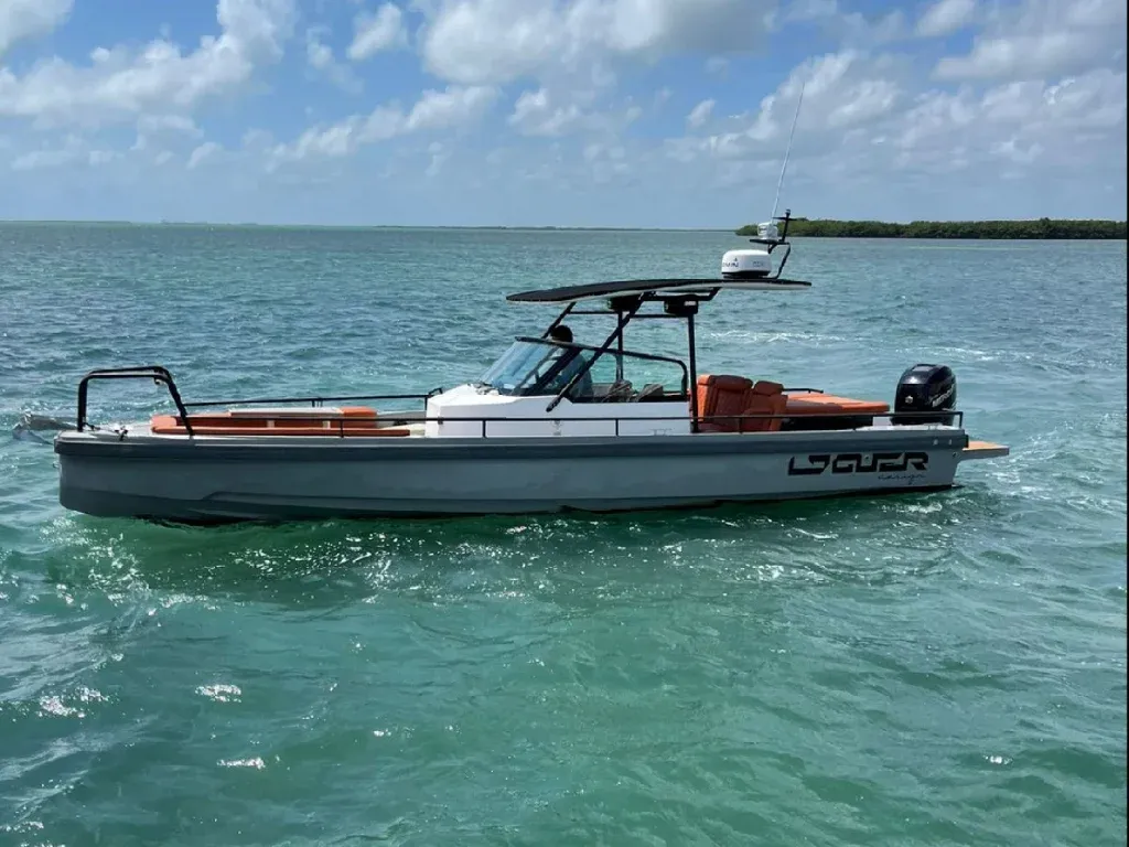 Explore Cancún on a 8.75m Rental Boat