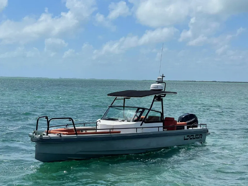 Explore Cancún on a 8.75m Rental Boat
