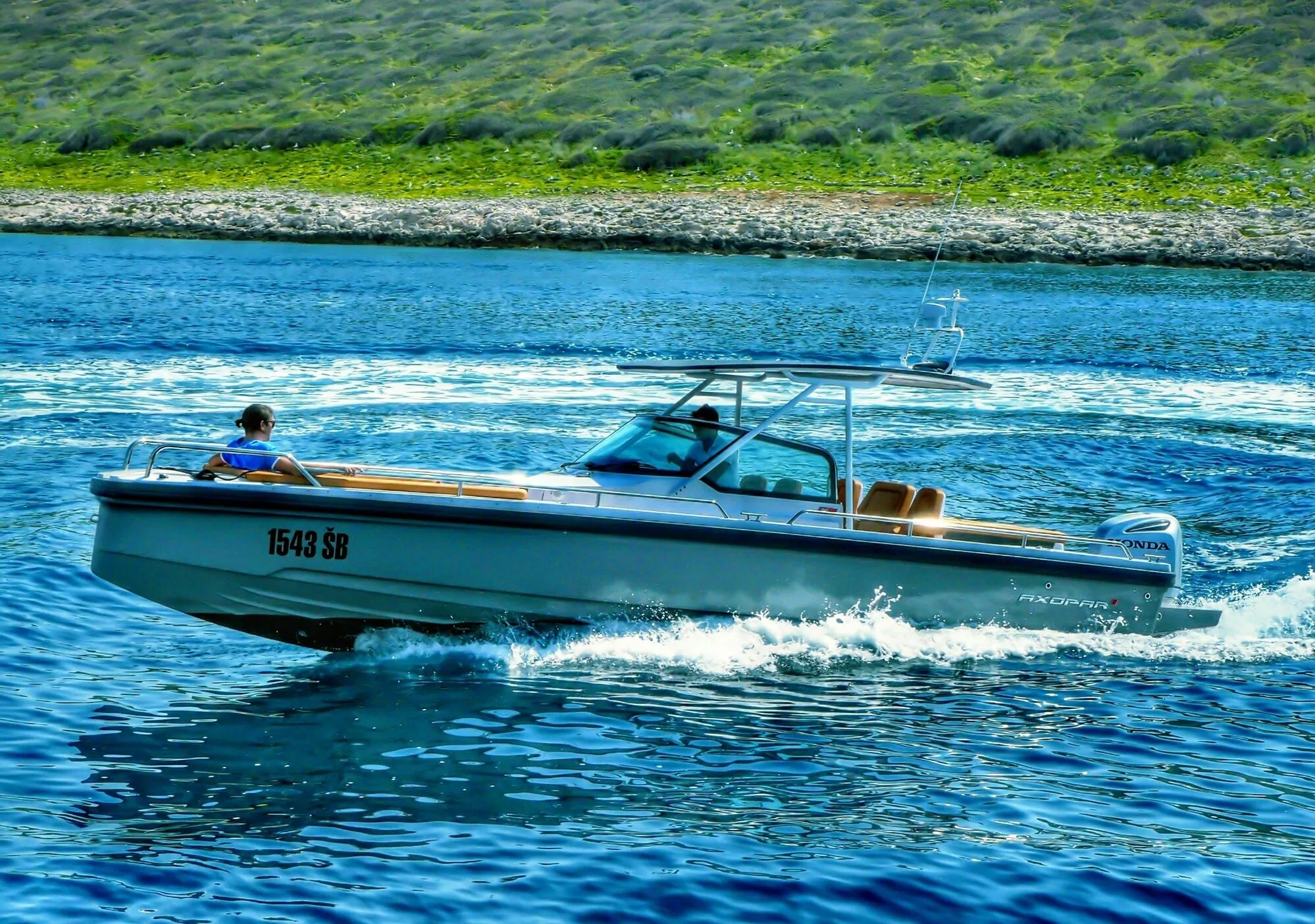 Charter a 8.75m Axopar 28 TT in Šibenik