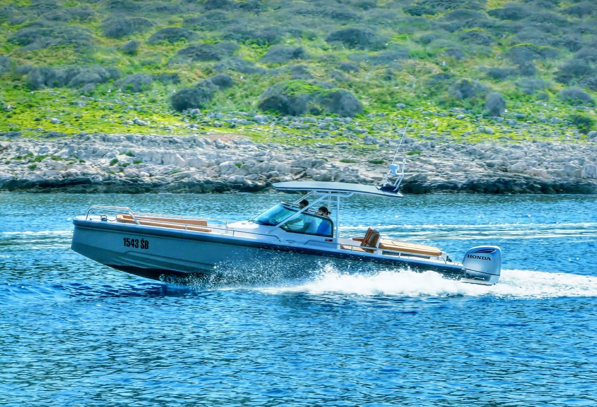 Charter a 8.75m Axopar 28 TT in Šibenik