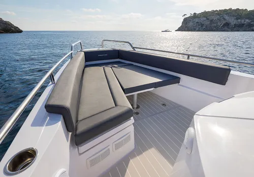 Rent a 9.18m Axopar 28 Motor Boat in Southampton