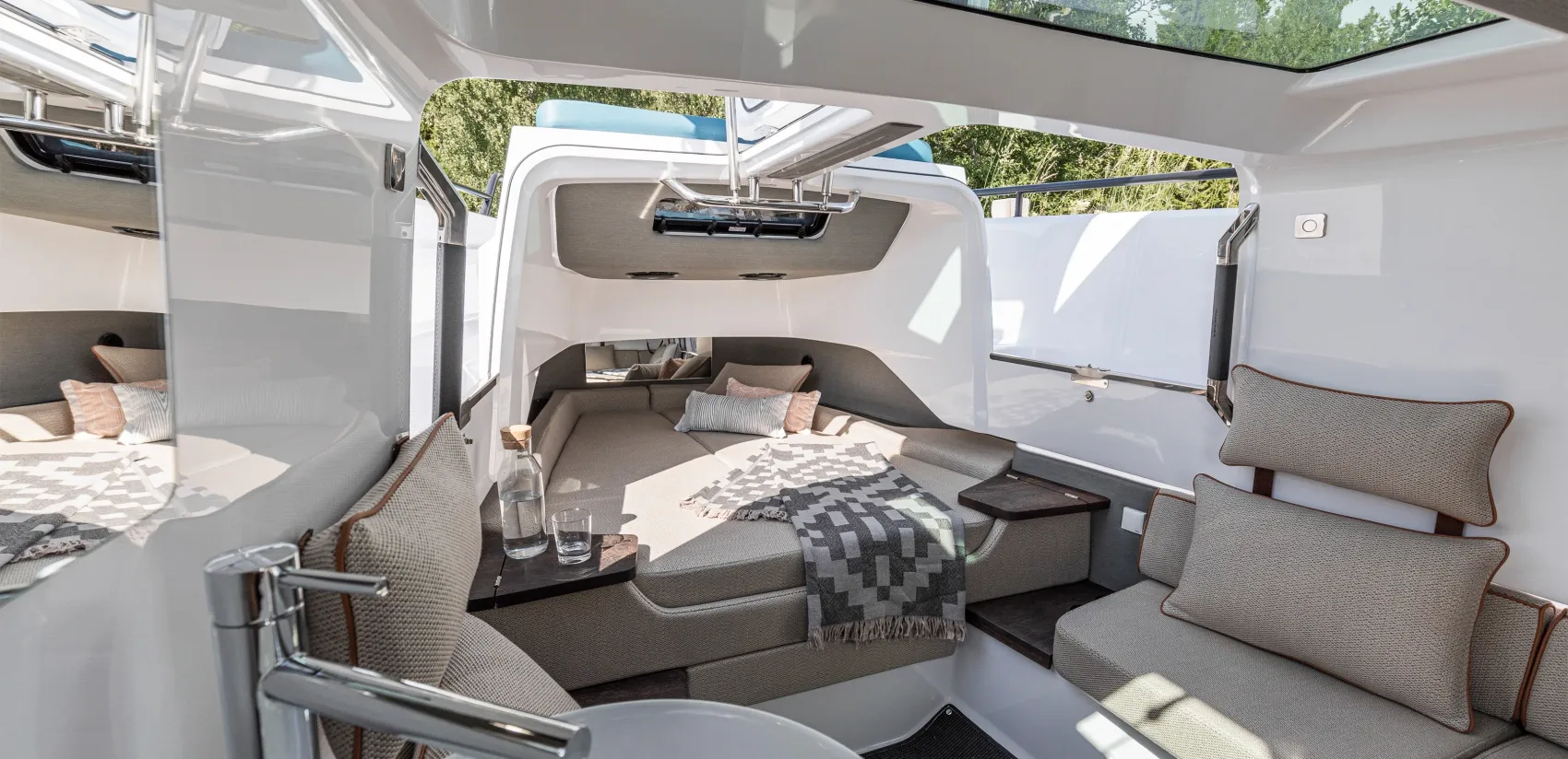 Rent a 11.5m Motor Yacht in Nice