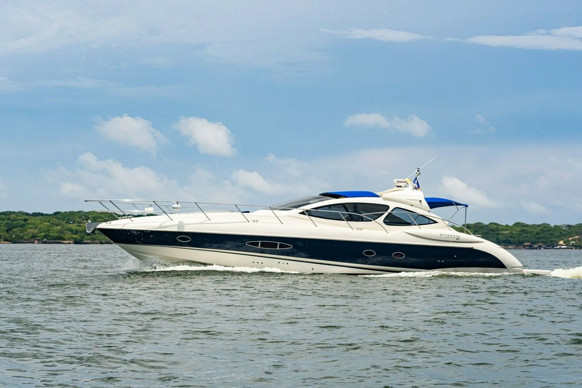 Charter a 16.7m Azimut 55 in Cartagena de Indias
