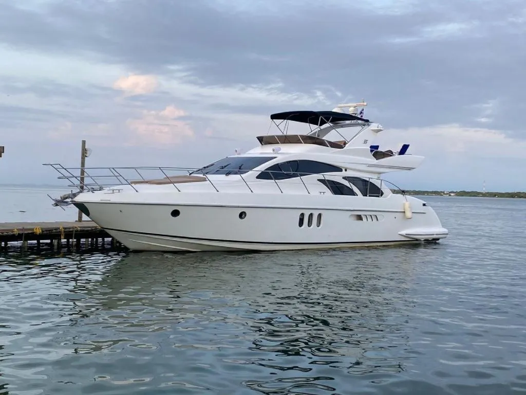 Rent a 16.76m Azimut 55 in San Andrés