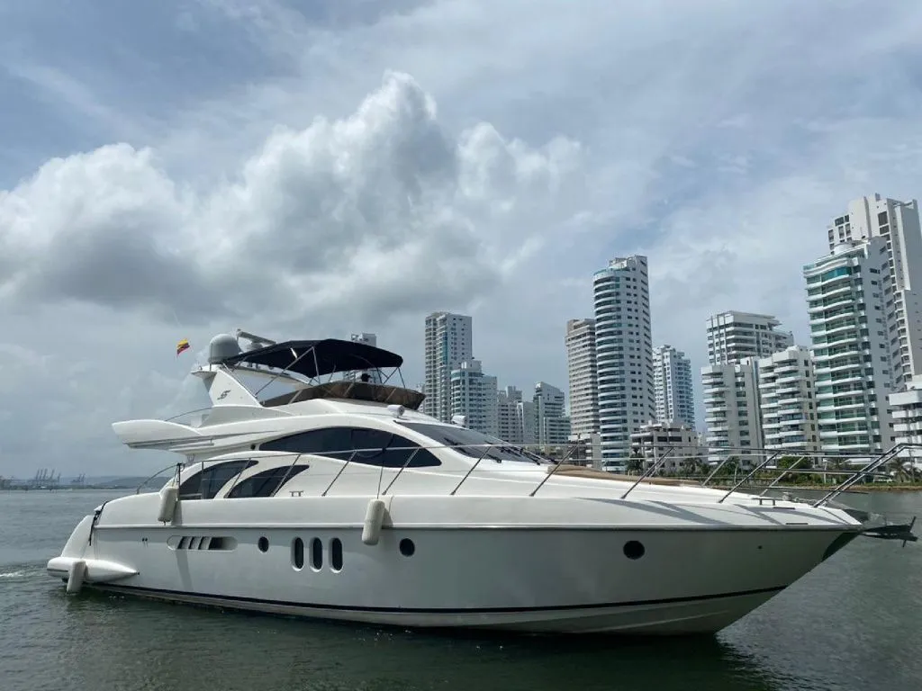 Rent a 16.76m Azimut 55 in San Andrés