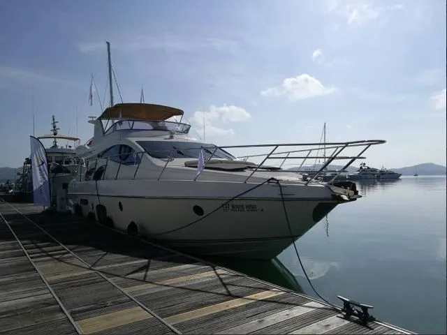 16.8m Chang Wat Phuket Azimut 55 Motor Yacht Hire