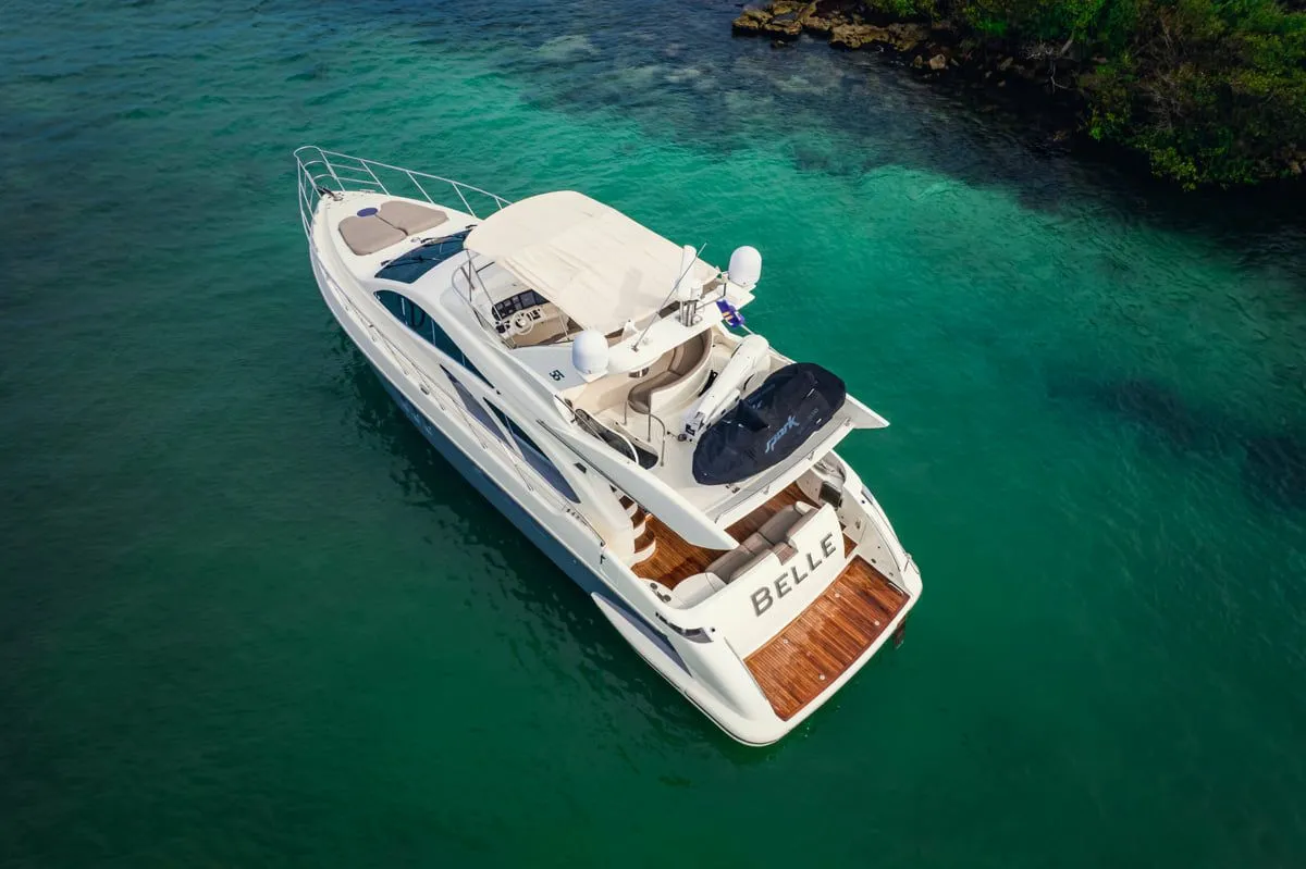 Explore Cancún on a 17.88m Rental Motor Yacht