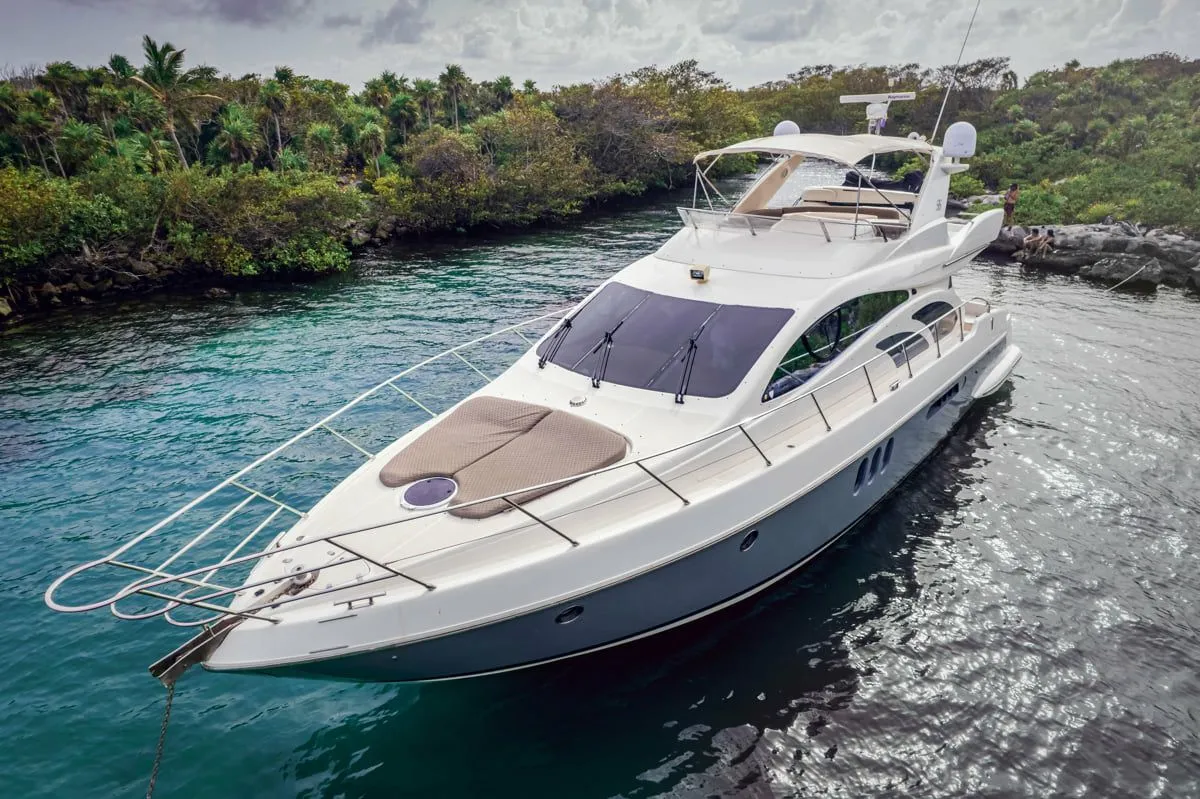 Explore Cancún on a 17.88m Rental Motor Yacht