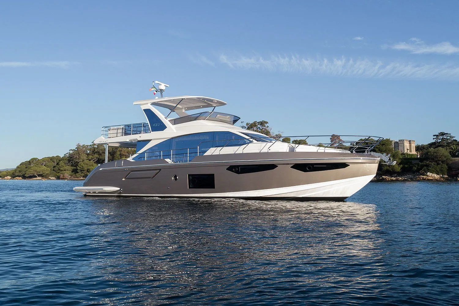 18.25m Kastela Azimut 60 Motor Yacht Hire
