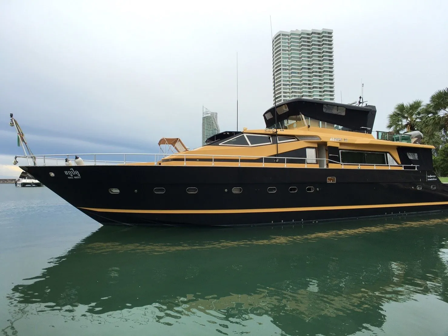 24m Pattaya Central Azimut 76 Hire