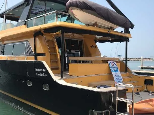 24m Pattaya Central Azimut 76 Hire