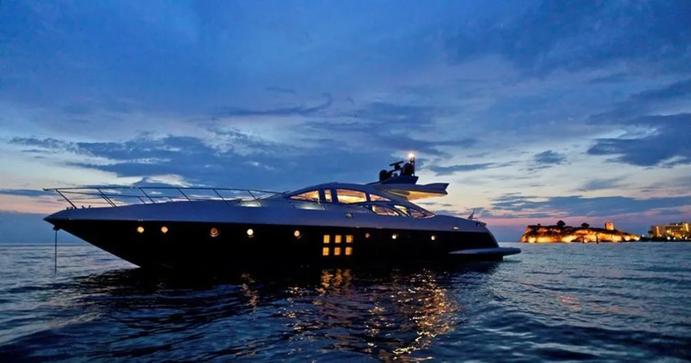 Лодка - Арендуйте 26.51м Azimut 86 в Афины