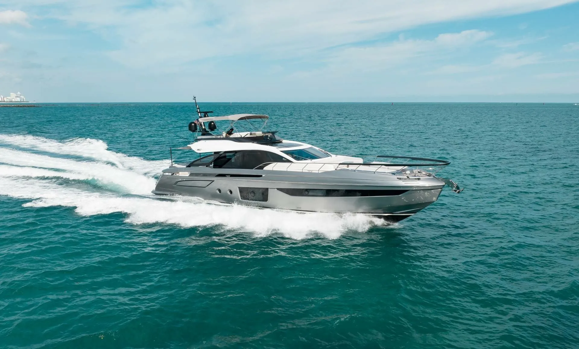 Лодка - Исследуйте Майами на арендованной моторная яхта Azimut S8 длиной 24.63м